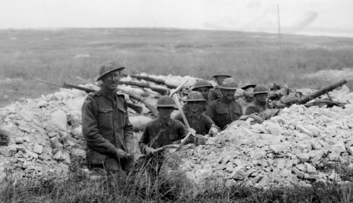 Australian and American soldiers during the Battle of Hamel on July 4, 1918. (Photo: Australian War Memorial).