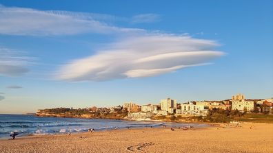 Un rare affichage de nuages ​​​​lenticulaires s'est formé mercredi sur la plage de Bondi. 