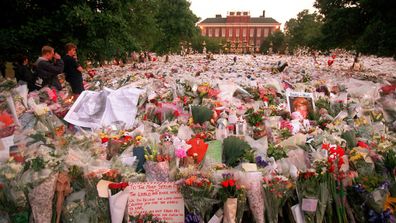 In the weeks following her death thousands upon thousands of mourners left tributes and flowers for Princess Diana at the gates of Kensington Palace. They are pictured here on the day of her funeral, September 6, 1997. (AAP)