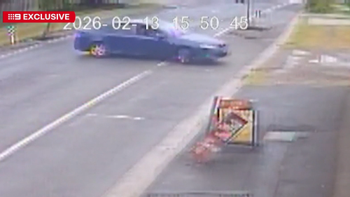 Carro derrapa fora de controle e prende adolescentes na parede