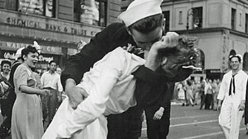 Woman in famous World War II kiss photo dies