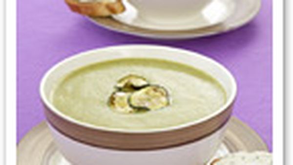 Zucchini and mint soup with goat cheese toasts