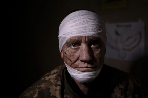 In un punto di stabilizzazione medica a Bakhmut, il soldato ucraino Oleh Nazarov, 51 anni, ha riportato ferite alla testa, al collo e alla schiena a causa di un attacco con granate sulla sua trincea, ed attende di essere trasferito in un ospedale in una città vicina.  