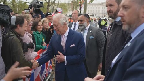 پادشاه چارلز قبل از تاجگذاری خود با جمعیت خارج از کاخ باکینگهام ملاقات می کند.