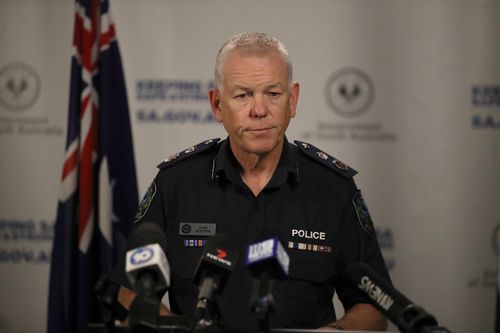 کمیساریای پلیس استرالیای جنوبی ، گرانت استیونز ، از بروز 6 روز قفل برای استرالیای جنوبی در جریان بروزرسانی COVID-19 در تاریخ 18 نوامبر سال 2020 در آدلاید ، استرالیا خبر داد. 
