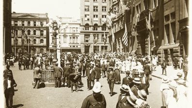 Une image de 1907 de ce qui est maintenant Martin Place à Sydney.  Alors connu sous le nom de rue Moore, les bâtiments au loin ont été démolis plus tard pour l'extension de Martin Place à Macquarie Street.