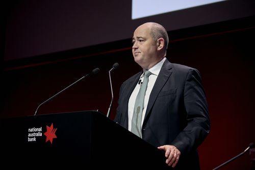 CEO do Grupo NAB, Andrew Irvine, na Assembleia Geral Anual da NAB no Centro de Convenções de Melbourne em Docklands, Melbourne, 12 de dezembro de 2025.