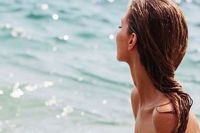 <br/><br/><br/>Jennifer Hawkins posted an Insta-snap of herself posing topless at the beach to promote a fake tan label J Bronze... just days after she posted up a topless Instagram video. <br/><br/>We get it Jen, you're a total babe.<br/><br/>Keep on scrolling for more celebs who've bared all (or almost all!) for Instagram...