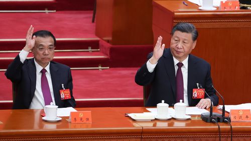 Li Keqiang and Xi Jinping vote at the closing ceremony of the 20th National Congress of the Communist Party of China.