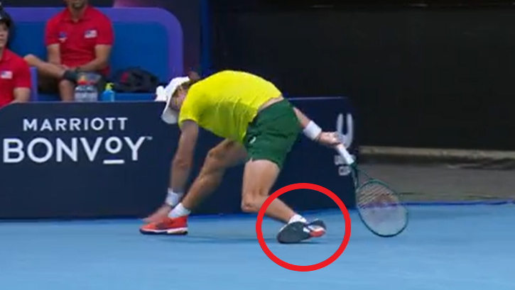 De Minaur was forced to change his shoe due to a broken shoe lace.