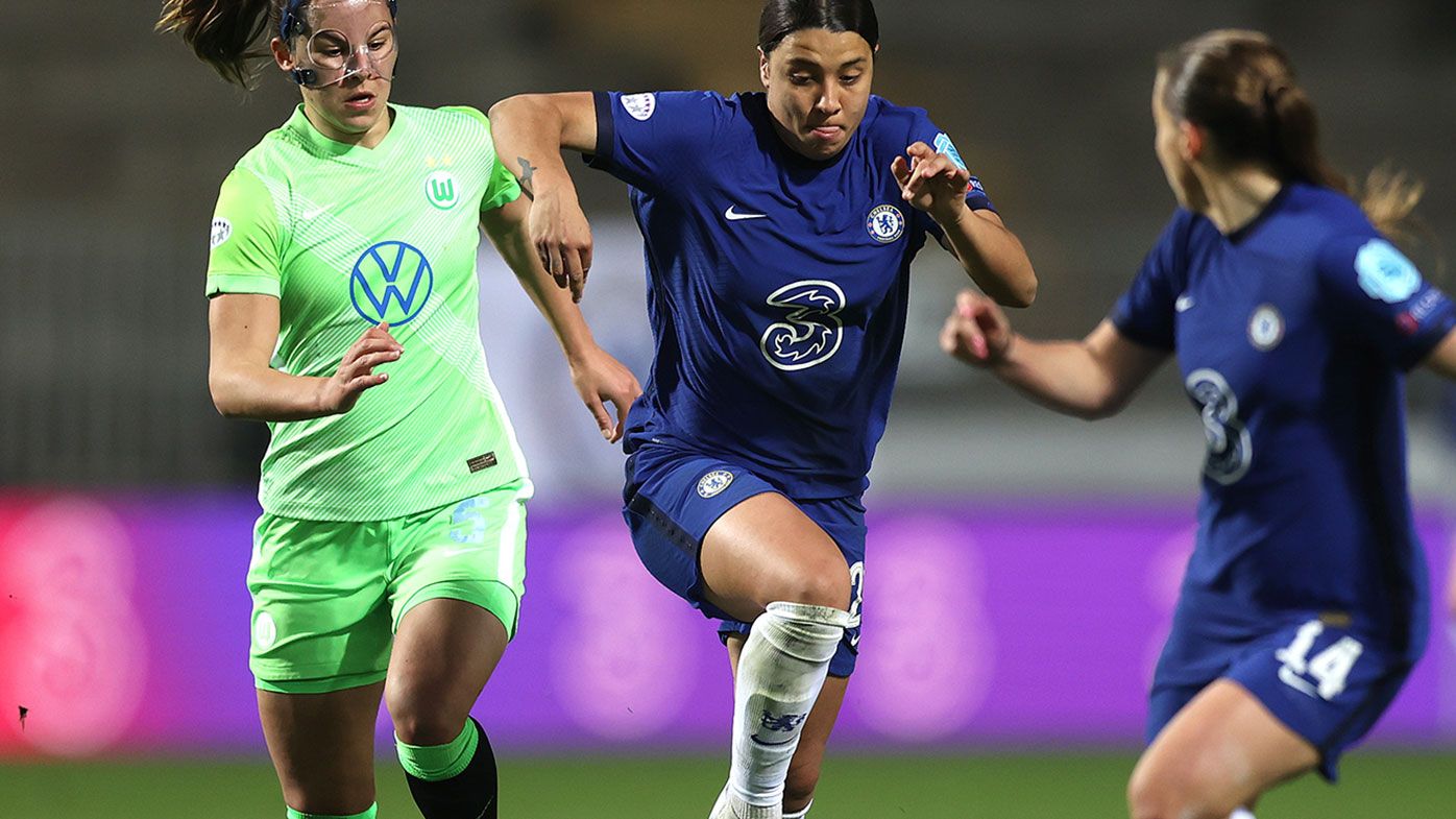 Sam Kerr of Chelsea runs with the ball whilst under pressure from Lena Oberdorf of VfL Wolfsburg during the First Leg of the UEFA Women&#x27;s Champions League Quarter Final match.