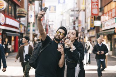 couple drinking boba and taking a selfie