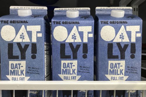 I contenitori dell'avena sono esposti in un negozio di alimentari.