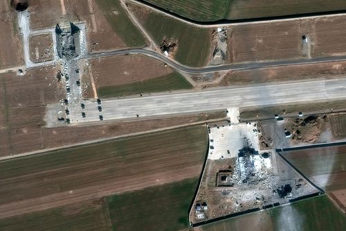 Esta imagem de satélite fornecida pela Vantor mostra após ataques aéreos destruírem edifícios e equipamentos em uma base de drones nas instalações de Choqa Balk-e, a oeste de Kermanshah, Irã, segunda-feira, 2 de março de 2026.