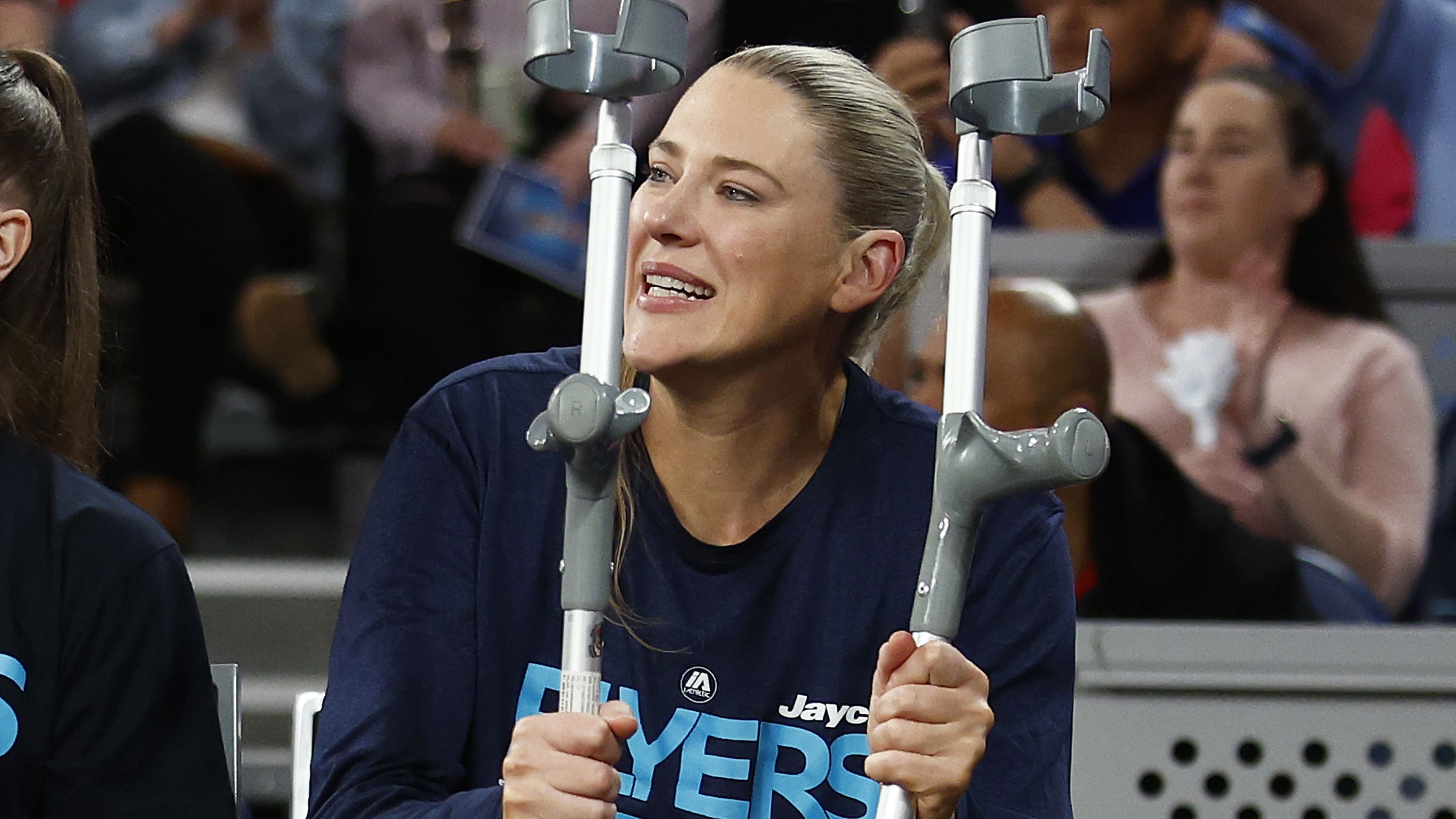 'Sorry': Basketball legend Lauren Jackson's tribute ends in first-minute injury