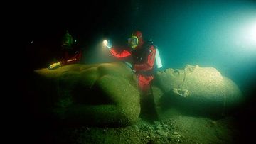 Before bringing it to the surface, archaeologists Franck Goddio and his team inspect the colossal red granite statue of a pharaoh of over 5 metres height, weighing 5.5 tons, and shattered into 5 fragments. Picture: Franck Goddio/Hilti Foundation/Christoph Gerigk