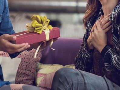 couple dating dilemma he buys gifts i can't afford to reciprocate 