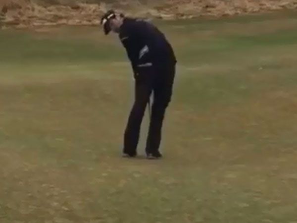 Major champion sinks back-to-hole putt