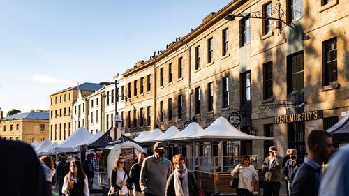 Situato tra gli storici edifici georgiani in pietra arenaria di Salamanca Place a Hobart, questo famoso mercato attira migliaia di gente del posto e visitatori ogni sabato dell'anno.
