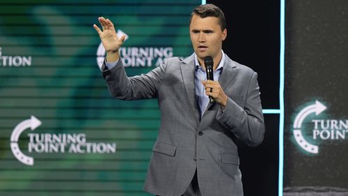 Charlie Kirk, konuşma yaparken