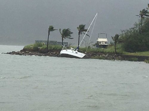 A yacht slipped its mooring at Shute Harbour in the Whitsundays (9NEWS)