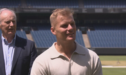 O filho Jackson Warne disse que trazer a preciosa coleção de seu pai para o MCG foi um 