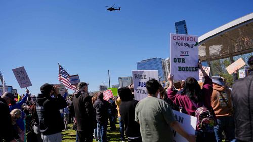 Un elicottero Apache sorvola la protesta dei No Kings a Nashville.