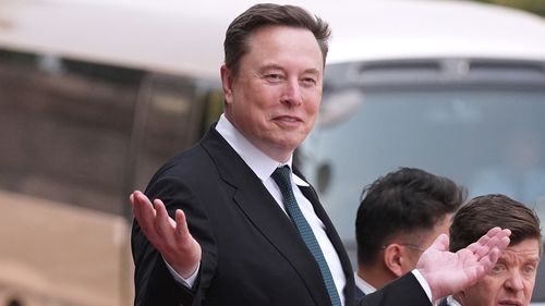 Elon Musk parte após uma cerimônia de boas-vindas com o presidente Donald Trump e o presidente da China, Xi Jinping, no Grande Salão do Povo, quinta-feira, 14 de maio de 2026, em Pequim.