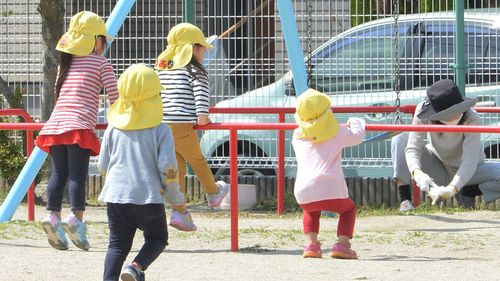 Japonya'da çocuklar oyun alanında oynarken.