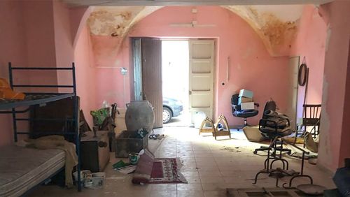 Dufour는 둘 중 하나를 보지 않고 두 속성에 대해 입찰합니다.  그녀는 집을 사용하여 전 세계의 예술가들이 위기를 탈출할 수 있는 공간을 마련함으로써 지역 사회를 돕고 싶다고 말합니다.