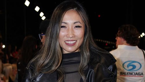 A fundadora e CEO da Showpo, Jane Lu, deixou seu trabalho de contabilidade corporativa para iniciar uma marca de moda online﻿.