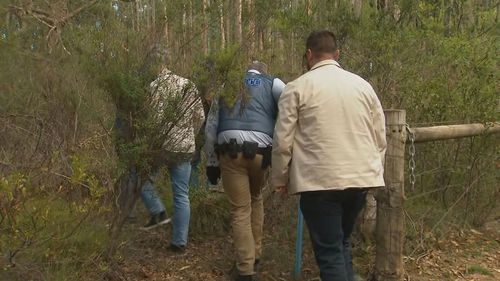 Un escursionista ha scoperto resti umani lungo un sentiero a sud di Adelaide, dando il via a un'importante indagine della polizia.﻿ Un membro del pubblico﻿ ha fatto la scoperta cinque metri più in basso in un burrone fuori da un sentiero nello Spring Mount Conservation Park intorno alle 17:30 di ieri. I volontari del servizio di emergenza statale e la polizia del South Australia hanno setacciato il terreno accidentato ieri notte e oggi.