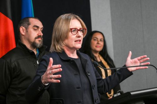 Anlaşma yasası, eyalet parlamentosuna bugün sunuluyor. Başbakan Jacinta Allan ve Yerli İşler Bakanı Natalie Hutchins, İlk Halklar Meclisi eş başkanları Ngarra Murray ve Rueben Berg ile basın toplantısında yasa hakkında bilgi veriyor.