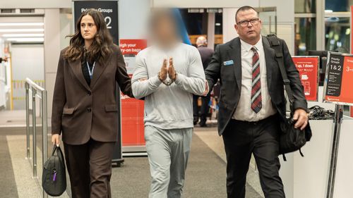 O homem de 38 anos também parecia estar batendo palmas sarcasticamente.