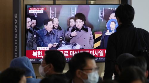 2022 年 11 月 2 日，星期三，在韩国首尔首尔火车站的新闻节目中，电视屏幕上显示了朝鲜领导人金正恩的档案照片（美联社照片/Ahn Young-joon）