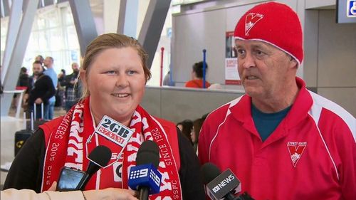 Jessica Marsh and Marty Cox are facing an anxious wait at Sydney Airport. (9NEWS)