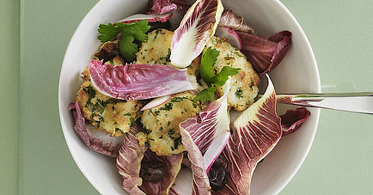 Red leaf salad with radish, buffalo mozzarella fritters and anchovy sauce - 9Kitchen
