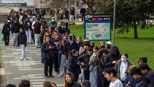 Kent Üniversitesi'nde, menenjit salgını nedeniyle antibiyotik almak için bekleyen öğrenciler.