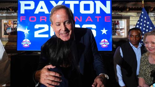 Ken Paxton perse la vista da un occhio in un incidente a nascondino quando aveva 12 anni.