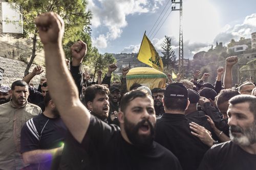 KHERBET SELEM, LEBANON - OCTOBER 18: Hezbollah supporters chants slogans against US and Israel while carrying the coffin of a Hezbollah militant killed yesterday during clashes against IDF in the southern border of Lebanon on October 18, 2023 in Kherbet Selem, Lebanon. Following the October 7 Hamas attack on Israel and ensuing retaliation from Israel on Gaza, the spectre of a second front heightened as Israel and Lebanese Hezbollah exchanged deadly gunfire. (Photo by Manu Brabo/Getty Images)
