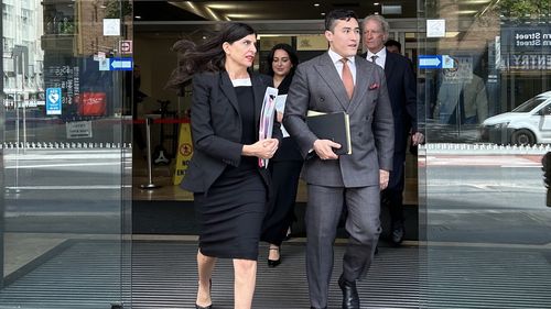 A advogada de Alan Jones, Gabrielle Bashir SC, e o advogado instrutor Bryan Wrench deixam John Maddison Tower na quinta-feira