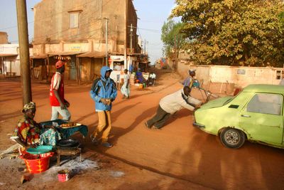 Morning breakdown in the streets of Mopti (Mali, 2007).