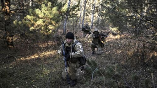 Les forces ukrainiennes en patrouille près de la frontière ukrainienne avec la Biélorussie et la Russie