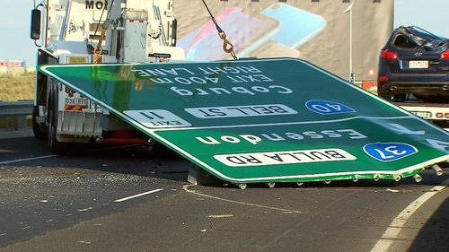 A new report revealed the sign that fell on a Tullamarine Freeway in January hadn't undergone compulsory safety checks.