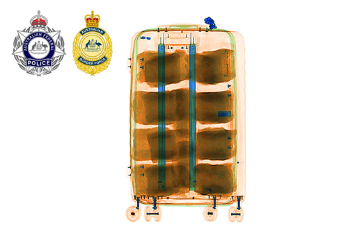 Duas mulheres neozelandesas foram acusadas depois de mais de 33 milhões de dólares em metanfetamina terem sido encontrados dentro das suas malas no aeroporto de Melbourne. 