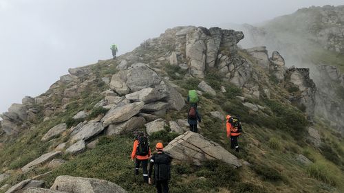 Due escursionisti sono stati salvati dopo essere rimasti bloccati su un terreno impegnativo nelle Snowy Mountains del NSW.