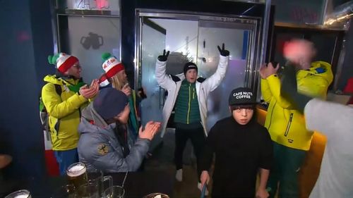 Australian supporters gather at pub to celebrate silver medal win (9NEWS)
