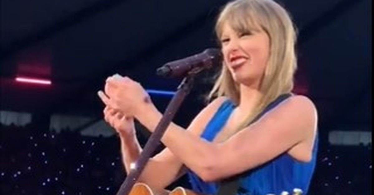Taylor Swift suffers on-stage mishap as hand cramps up