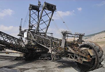 How much does the Bagger 293, the world's heaviest land vehicle, weigh?