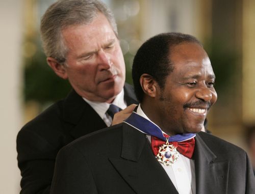 President Bush awards Paul Rusesabagina, who sheltered people at a hotel he managed during the 1994 Rwandan genocide, the Presidential Medal of Freedom Award in the East Room of the White House, in Washington (Photo: Nov, 2005)